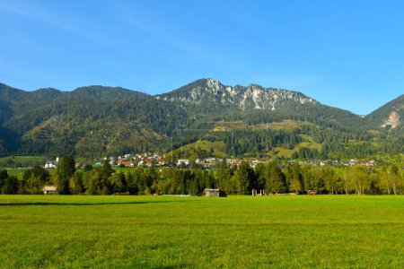 Foto de Campo abajo montañas Karavanke y pueblo Dovje abajo en Gorenjska, Eslovenia - Imagen libre de derechos