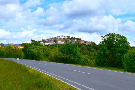 Straße unterhalb des Dorfes Stanjel bei Kras in Primorska, Slowenien