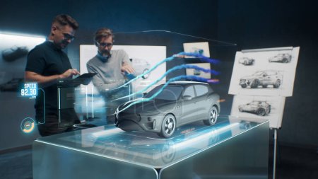 Ingenieros de diseño de automóviles utilizando la aplicación holográfica en la tableta digital. Desarrollar un moderno e innovador coche eléctrico ecológico de vanguardia con estándares sostenibles. Prueban las cualidades aerodinámicas