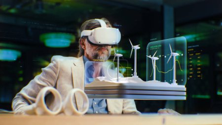 Männlicher Ingenieur nutzt VR-Headset, schaut zu und überprüft technische Projekte mit Windkraftanlagen in virtueller Realität. Sprechen Sie per Videoanruf mit der vr-App. 3D-Hologramm. Künftige innovative digitale KI-Technologien.