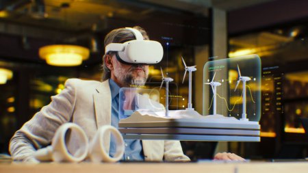 Männlicher Ingenieur nutzt VR-Headset, schaut zu und überprüft technische Projekte mit Windkraftanlagen in virtueller Realität. Sprechen Sie per Videoanruf mit der vr-App. 3D-Hologramm. Künftige innovative digitale KI-Technologien.