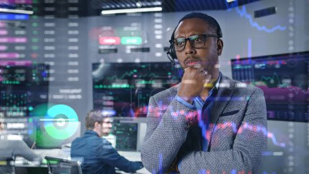 Téléchargez les photos : African American investment specialist analyse les stocks en temps réel en fonction. Graphiques 3D de graphiques crypto-monétaires sur paroi de verre. Animation futuriste VFX. Les employés travaillent sur des ordinateurs en arrière-plan. - en image libre de droit