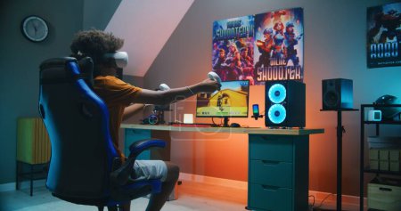 Afroamerikanische Teenager in VR-Headset spielen virtuelle 3D-Shooter in dritter Person auf dem PC mit drahtlosen Controllern. Videospiel Online-Streaming oder Cyber-Sport-Meisterschaft. Glücksspiel zu Hause.