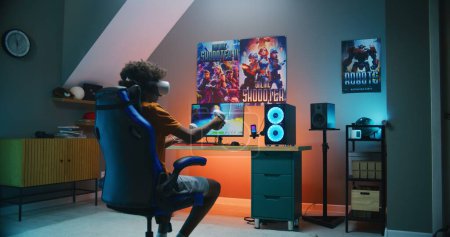 Afroamerikanische Teenager in VR-Headset spielen virtuelle 3D-Shooter in dritter Person auf dem PC mit drahtlosen Controllern. Videospiel Online-Streaming oder Cyber-Sport-Meisterschaft. Glücksspiel zu Hause.