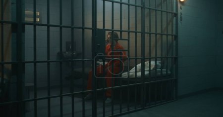 Foto de Prisionera hablando por teléfono en prisión. Las mujeres cumplen condena de prisión en prisión. Centro de detención o correccional. - Imagen libre de derechos