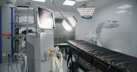 Photo for Dolly shot of operating room in modern hospital with advanced equipment for surgery. Operating table, LED lamps, life support and anesthesia machine. Operation block in clinic or medical facility. - Royalty Free Image
