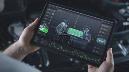 Téléchargez les photos : Homme ingénieur automobile détient ordinateur tablette numérique avec simulation de diagnostics de voiture en temps réel ou de développement affiché à l'écran. rendu 3D du programme avec prototype de véhicule électrique virtuel 3D. - en image libre de droit