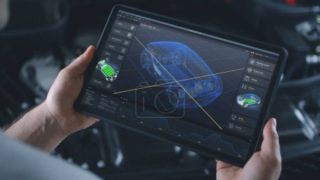 Téléchargez les photos : Ingénieur automobile détient ordinateur tablette numérique avec simulation des diagnostics de voiture en temps réel affichés à l'écran. Visualisation graphique 3D de logiciels professionnels avec véhicule électrique virtuel 3D - en image libre de droit