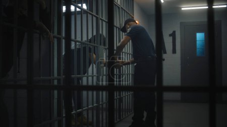 Le directeur emmène un nouveau prisonnier en cellule et lui enlève ses menottes. Un adolescent afro-américain purge une peine d'emprisonnement dans un établissement correctionnel ou un centre de détention. De jeunes détenus en prison. Plan de suivi.