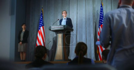 US-Präsidentschaftskandidat macht eine Ankündigung, beantwortet Medienfragen, gibt Interviews. Amerikanische republikanische Politikerin während ihres Auftritts bei der Pressekonferenz. Hintergrund mit amerikanischen Flaggen.