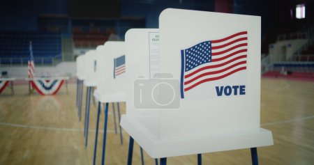 Wahlkabinen mit dem Logo der amerikanischen Flagge im Wahllokal. Nationaler Wahltag in den Vereinigten Staaten von Amerika. Präsidentschaftswahlkampf und Wahlberichterstattung Bürgerpflicht, Patriotismus und Demokratiekonzept.