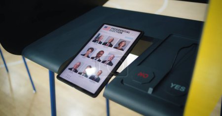 Liste der amerikanischen Präsidentschaftskandidaten auf dem Tablet-Bildschirm. Wahlkabine mit Tablet-Computer und Buttons. Moderne digitale Wahltechnologie. Wahltag in den Vereinigten Staaten von Amerika.