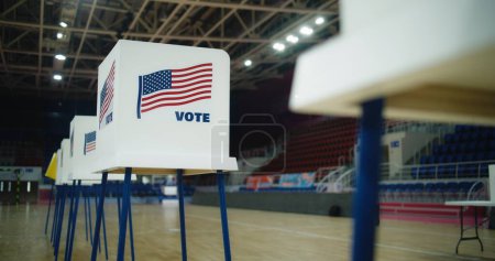 Nationaler Wahltag in den Vereinigten Staaten von Amerika. Wahlkabinen mit dem Logo der amerikanischen Flagge im Wahllokal. Politische Rennen der US-Präsidentschaftskandidaten. Konzept von Bürgerpflicht und Demokratie.