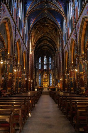 Téléchargez les photos : Vue verticale de l'intérieur de la basilique Sainte-Marie à Kevelaer, Allemagne. - en image libre de droit