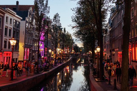 Foto de Amsterdam - 02 de octubre de 2022 - Famoso barrio rojo de Ámsterdam. Zona turística popular para el entretenimiento de adultos en Holanda. - Imagen libre de derechos