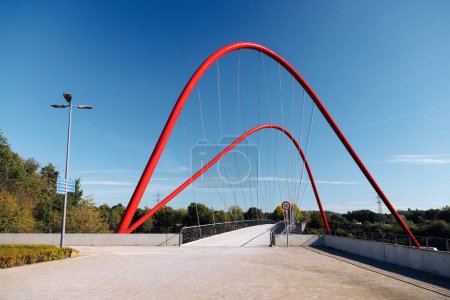 Foto de Puente de doble arco sobre el canal Rin-Herne en el Parque Nordstern, cerca de la mina de carbón Nordstern cerrada, Gelsenkirchen, Alemania. - Imagen libre de derechos
