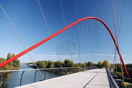Foto de Puente sobre el canal Rin-Herne en el Parque Nordstern en Schurenbachhalde cerca de Essen, Alemania. - Imagen libre de derechos