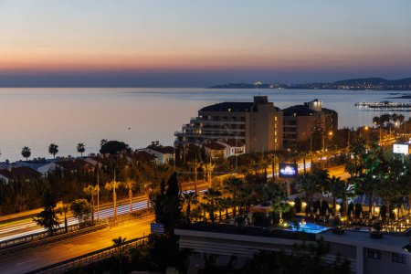 Téléchargez les photos : Côte de la Turquie au coucher du soleil avec hôtels. - en image libre de droit