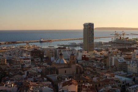 Téléchargez les photos : Port dans la ville d'Alicante au coucher du soleil. - en image libre de droit