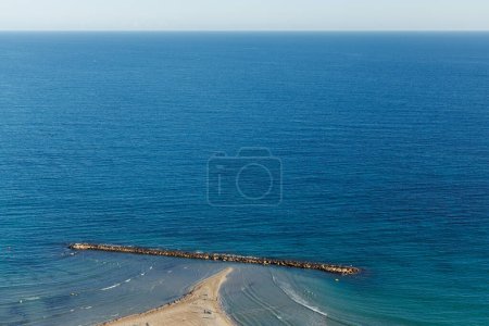 Téléchargez les photos : Photo panoramique de la mer avec un brise-lames et une plage. - en image libre de droit