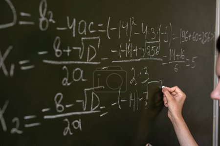 Téléchargez les photos : Écriture manuelle féminine formules mathématiques sur le tableau de classe, gros plan - en image libre de droit