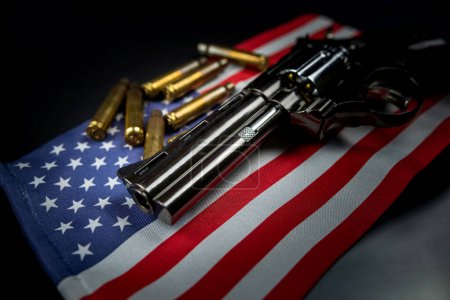 Muchas balas amarillas y un revólver en la bandera de los Estados Unidos aislados en una mesa negra. El concepto de tráfico de armas en territorio estadounidense o en un campo de tiro estadounidense. Violencia. Asesinatos