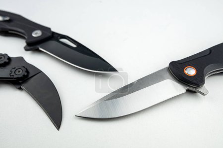 Foto de Tres cuchillos de caza o combate aislado en blanco. herramienta táctica afilada peligro - Imagen libre de derechos