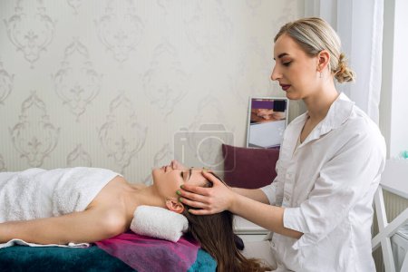 Foto de Cosmetology procedure face massage therapy and skin care for female client at spa clinic, all for relax - Imagen libre de derechos