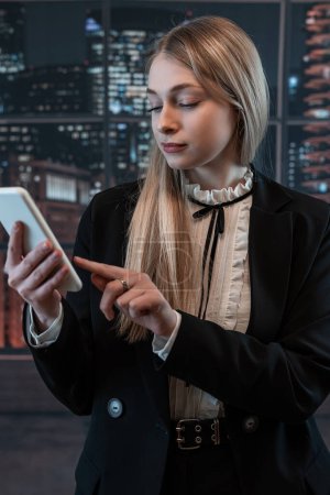 Téléchargez les photos : Portrait de jolie jeune caucasien tenant tablette d'ordinateur moderne au travail de bureau, utilisation de travailleuse tablette pc ordinateur - en image libre de droit