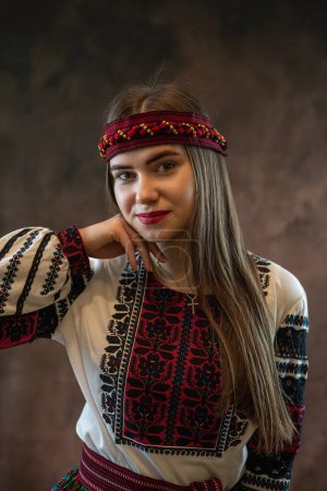 Téléchargez les photos : Portrait d'une jeune femme ukrainienne en costume national vyshyvanka et châle, concept ethnique et folklorique - en image libre de droit