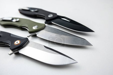 Foto de Tres cuchillos de combate tácticos negros aislados en blanco. arma - Imagen libre de derechos