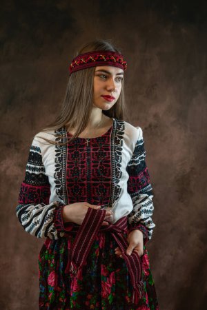Schöne Frau in ethnischen vyshyvanka bestickte Bluse Folklore-Kleidung. Karpatische Region. Ukrainische Kultur. 
