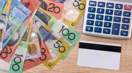Tarjeta de crédito en AUD fondo de billetes de dólar australiano. Concepto de ahorro financiero