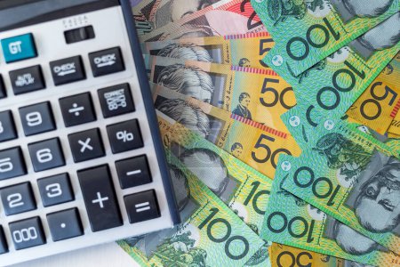 AUD Australia dólar billetes y calculadora, préstamos y conceptos de ahorro