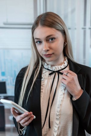 Téléchargez les photos : Portrait de jolie jeune caucasien tenant tablette d'ordinateur moderne au travail de bureau, utilisation de travailleuse tablette pc ordinateur - en image libre de droit
