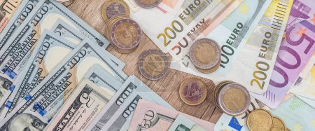 Billets en papier dollars et euros avec pièce ou cent comme fond financier monétaire. Épargne, concept de banque salariale