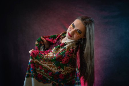 Téléchargez les photos : Portrait d'une jeune femme ukrainienne en costume national vyshyvanka et châle, concept ethnique et folklorique - en image libre de droit