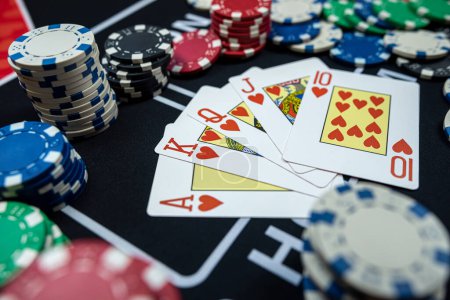 Foto de Ganar cartas de combinación de póquer y pila de fichas en el club de casino negro. Gran apuesta de dinero juego de póquer - Imagen libre de derechos