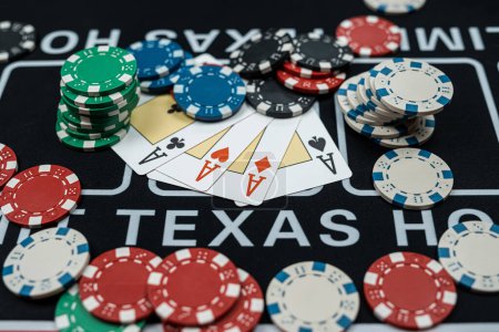 Foto de Combinación de altura de poker con cartas de juego y fichas en el club de casino, nadie - Imagen libre de derechos