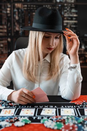 Foto de Mujer molesta pierde juego de póquer en el casino, concepto de juego, suerte y fortuna - Imagen libre de derechos