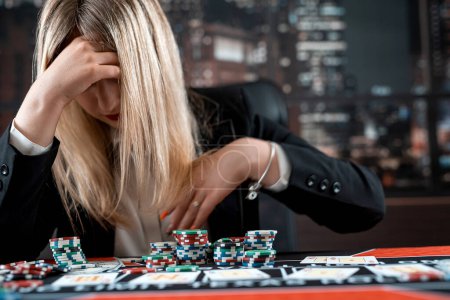 Foto de Mujer molesta pierde juego de póquer en el casino, concepto de juego, suerte y fortuna - Imagen libre de derechos
