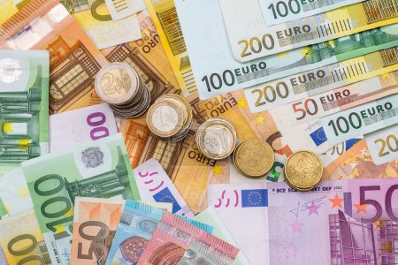Foto de Pila de papel euro con monedas de metal, de cerca. Concepto de economía y finanzas de la UE - Imagen libre de derechos