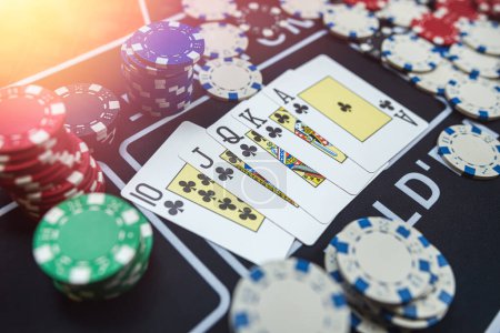 Foto de Combinación ganadora de cartas y fichas en el club de póquer. Poker juego, estilo de vida - Imagen libre de derechos