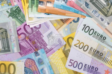 Foto de Lote de efectivo en euros de papel como fondo financiero, vista superior. Concepto de inversión monetaria - Imagen libre de derechos