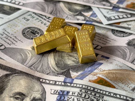 Téléchargez les photos : Économie Investisseurs lingots d'or sur argent comptant dollar comme actif financier. Concept d'épargne - en image libre de droit