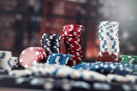 Fichas de poker con cartas en el escritorio del casino. Jugando por dinero, una gran victoria, bote