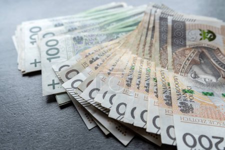  Viele polieren die Banknoten 100, 200 als finanziellen Hintergrund. Inflation in Polen steigt