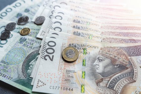 Polnische 100 200 Zloty Banknote und Coins Grosz als Hintergrund. Währung Polens, Finanzierungskonzept