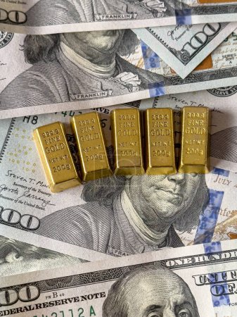 Téléchargez les photos : Économie Investisseurs lingots d'or sur argent comptant dollar comme actif financier. Concept d'épargne - en image libre de droit