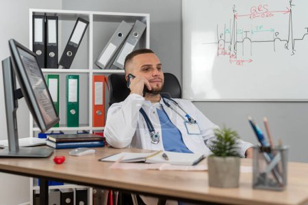 Kaukasischer Arzt, der in seinem Büro im Krankenhaus arbeitet, um die Diagnose in der Medizinischen Klinik zu stellen. Testergebnisse analysieren
